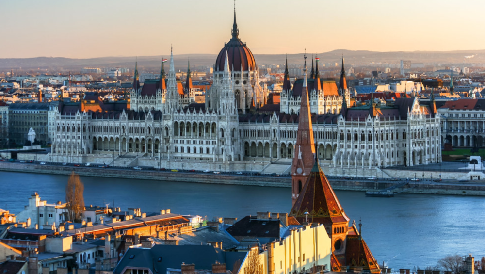 Pogled na zgradu mađarskog parlamenta koji se nalazu u gradu Budimpešta