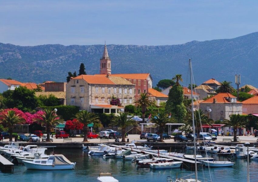 Pogled na naselje Orebić na poluotoku Pelješcu