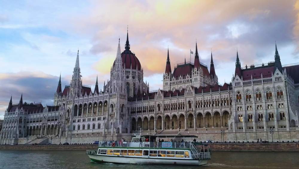 Pogled na zgradu mađarskog parlamenta prilikom putovanja u Budimpeštu