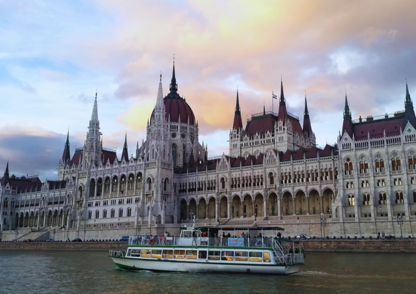 Pogled na zgradu mađarskog parlamenta prilikom putovanja u Budimpeštu