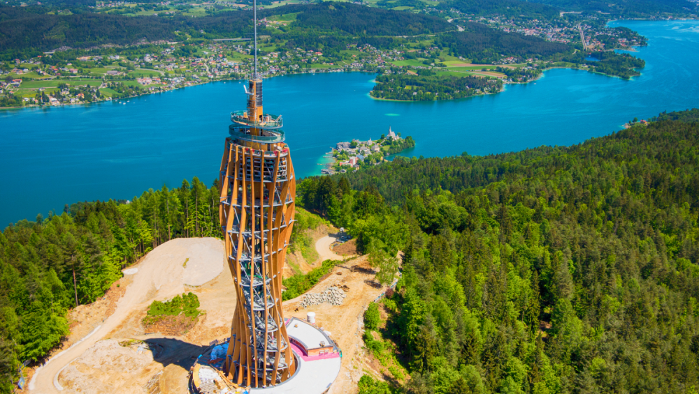 Na slici je prikazan Pyramidenkogel - vidikovac u Austriji.