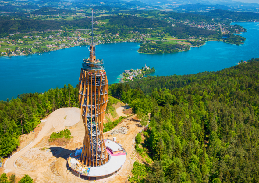 Na slici je prikazan Pyramidenkogel - vidikovac u Austriji.