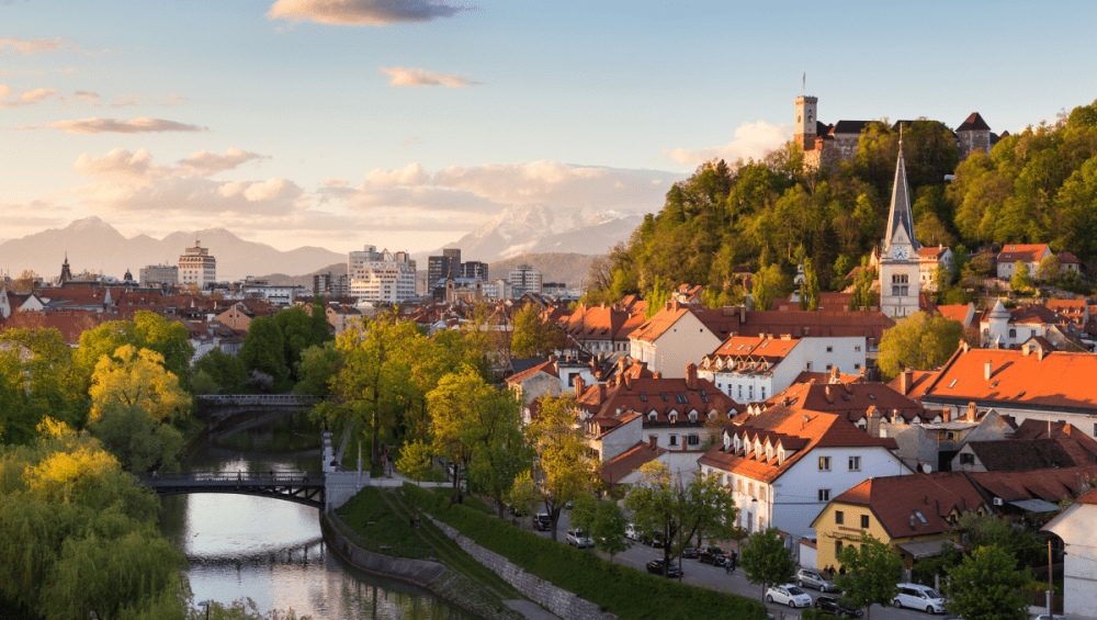 Panoramski pogled na slovensku prijestolnicu - Ljubljanu - za vrijeme zalaska sunca.