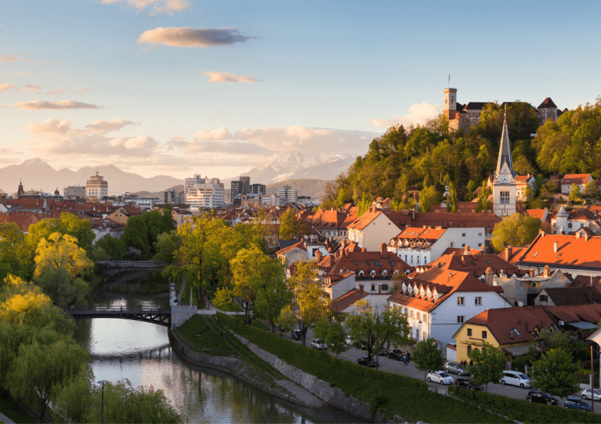 Panoramski pogled na slovensku prijestolnicu - Ljubljanu - za vrijeme zalaska sunca.