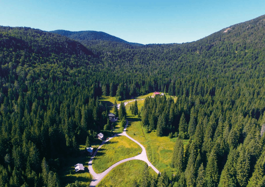 Na slici je prikazan dio Nacionalnog parka Sjeverni Velebit.