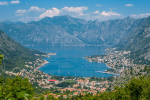 Pogled na Kotor i Kotorski zaljev.