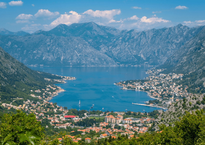 Pogled na Kotor i Kotorski zaljev.