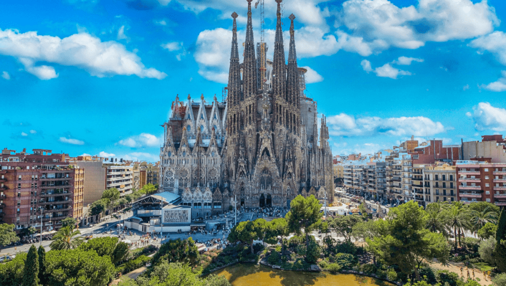 Na slici je prikazana Sagrada Família.