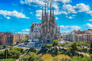 Na slici je prikazana Sagrada Família.