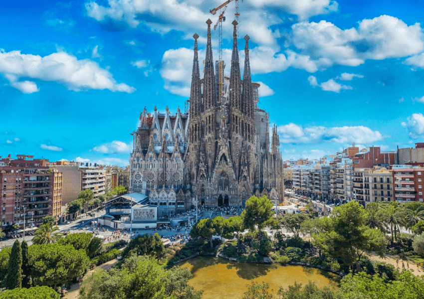 Na slici je prikazana Sagrada Família.