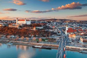 Na slici je prikazan pogled na dio Bratislave iz zraka.