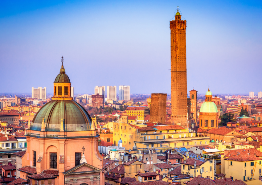 Pogled iz zraka na toranj Asinelli i Garisenda - simbole Bologne.