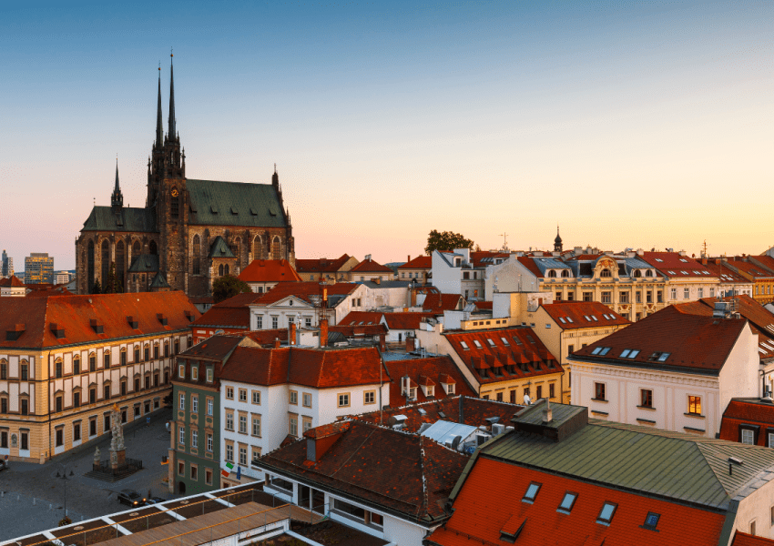 Pogled iz zraka na dio starog grada u Brnu.