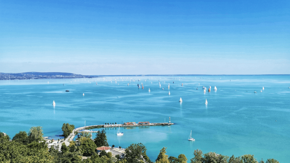 Panoramski pogled na jezero Balaton, Mađarska.