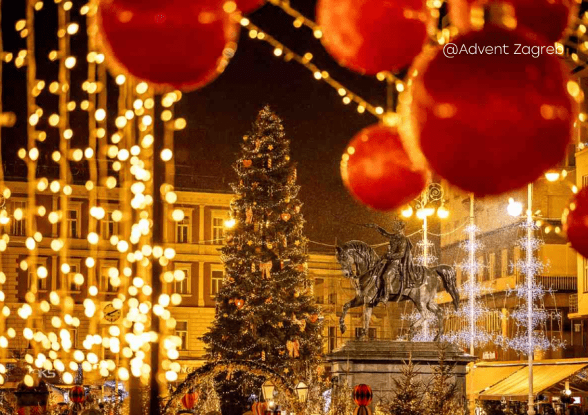 Slika prikazuje kip bana Jelačića na glavnom zagrebačkom trgu u vrijeme blagdana.