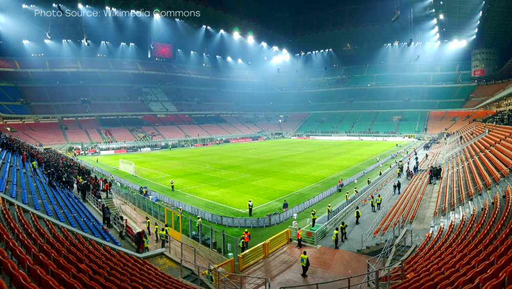 Slika prikazuje unutrašnjost stadiona San Siro.