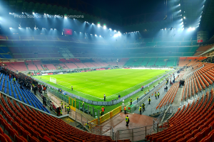 Slika prikazuje unutrašnjost stadiona San Siro.