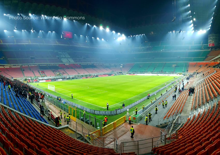 Slika prikazuje unutrašnjost stadiona San Siro.