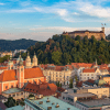 Na slici je prikazan dio starog grada u Ljubljani, dok se u pozadini nalazi Ljubljanski dvorac.